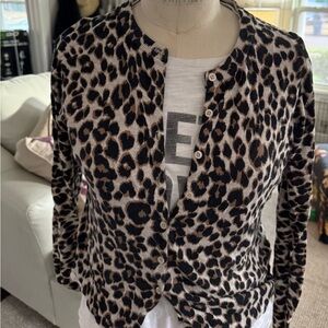 Old Navy Leopard Print Women's sweater. Cute fitted goes w everything!